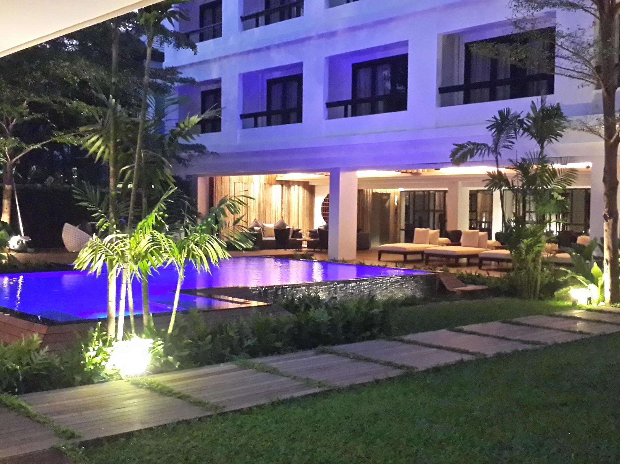 Uma Residence Bangkok Esterno foto