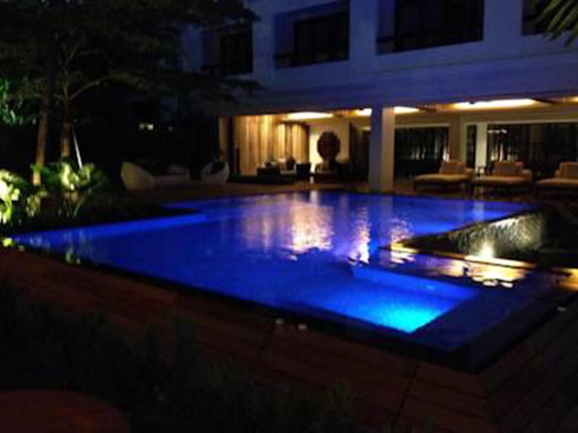 Uma Residence Bangkok Esterno foto