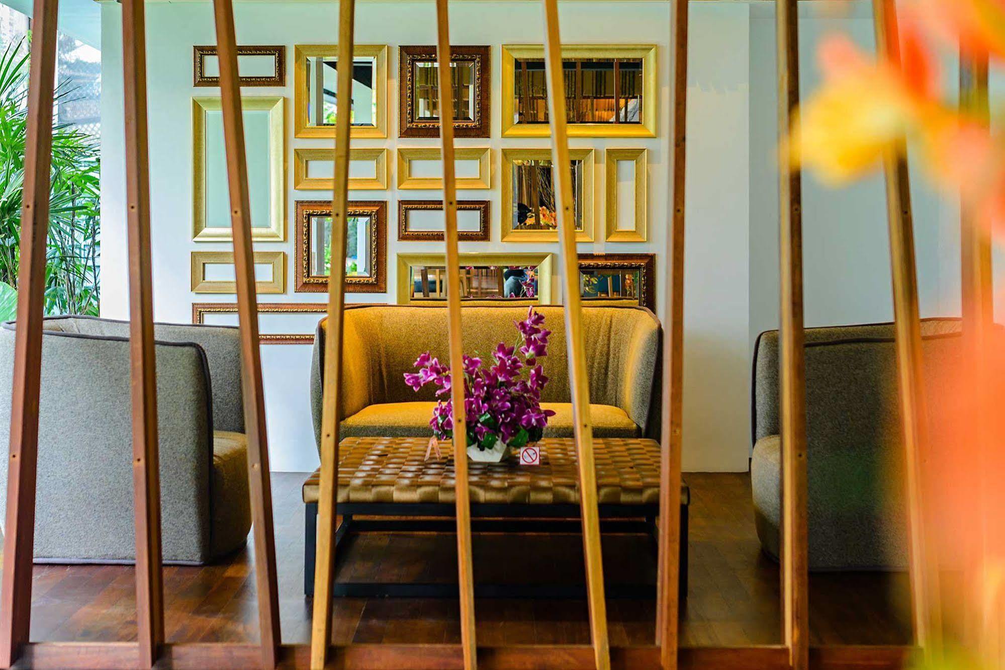 Uma Residence Bangkok Esterno foto