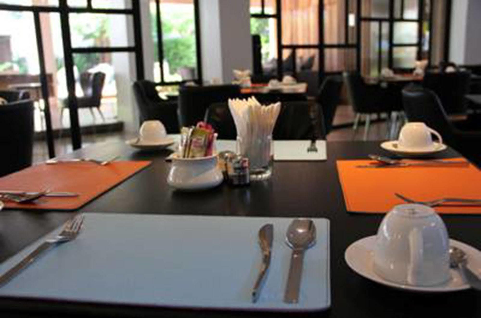 Uma Residence Bangkok Esterno foto