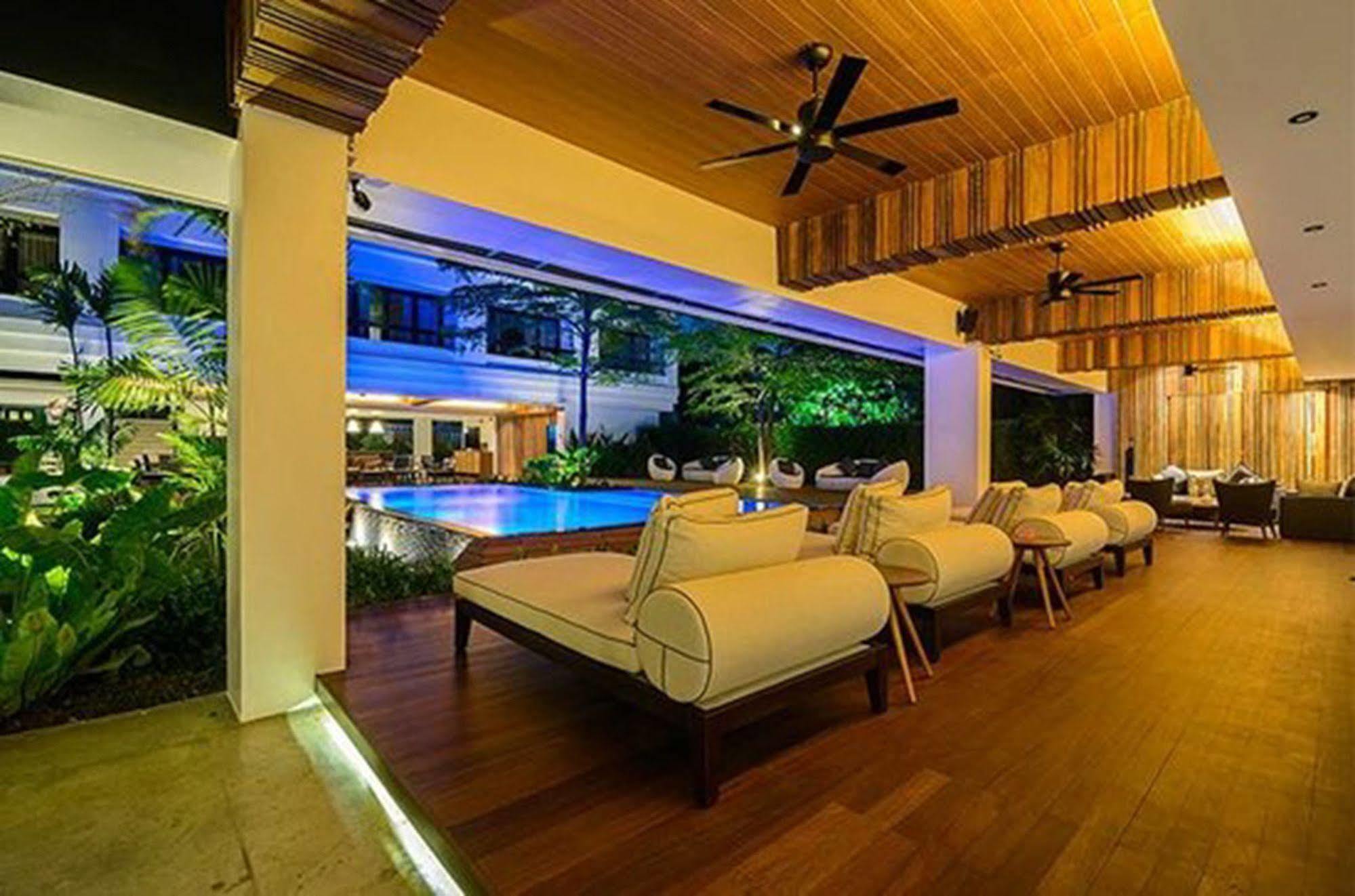 Uma Residence Bangkok Esterno foto