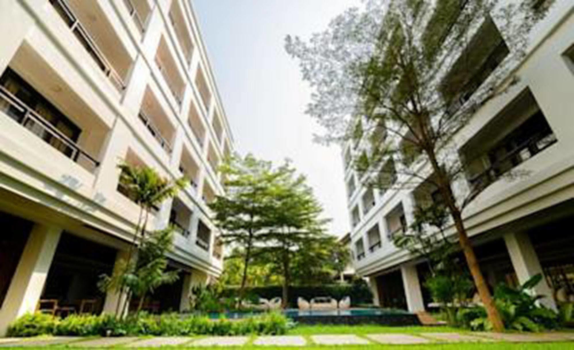 Uma Residence Bangkok Esterno foto